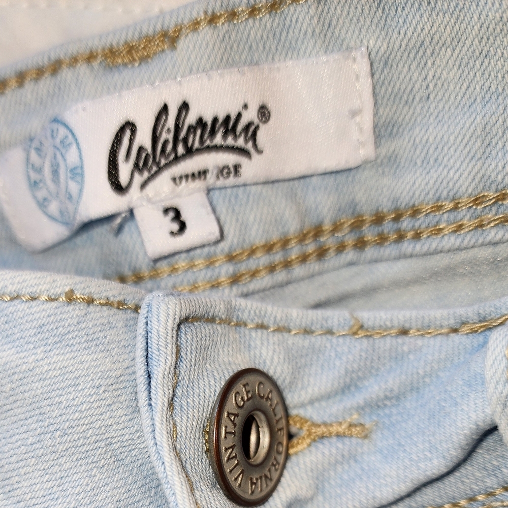 Light Wash Women’s Jean Shorts - Picture 2 of 3